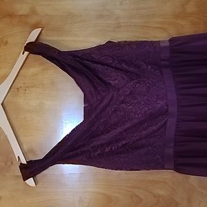 Formal or prom dress. Wine color. Size L. Top lace. Floor length